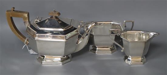 A George V silver three piece tea set, Harrods Ltd, Sheffield, 1933 gross 32.5 oz